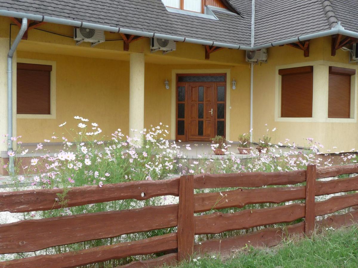 Nadas Tarsashaz Balatonlelle Exterior photo
