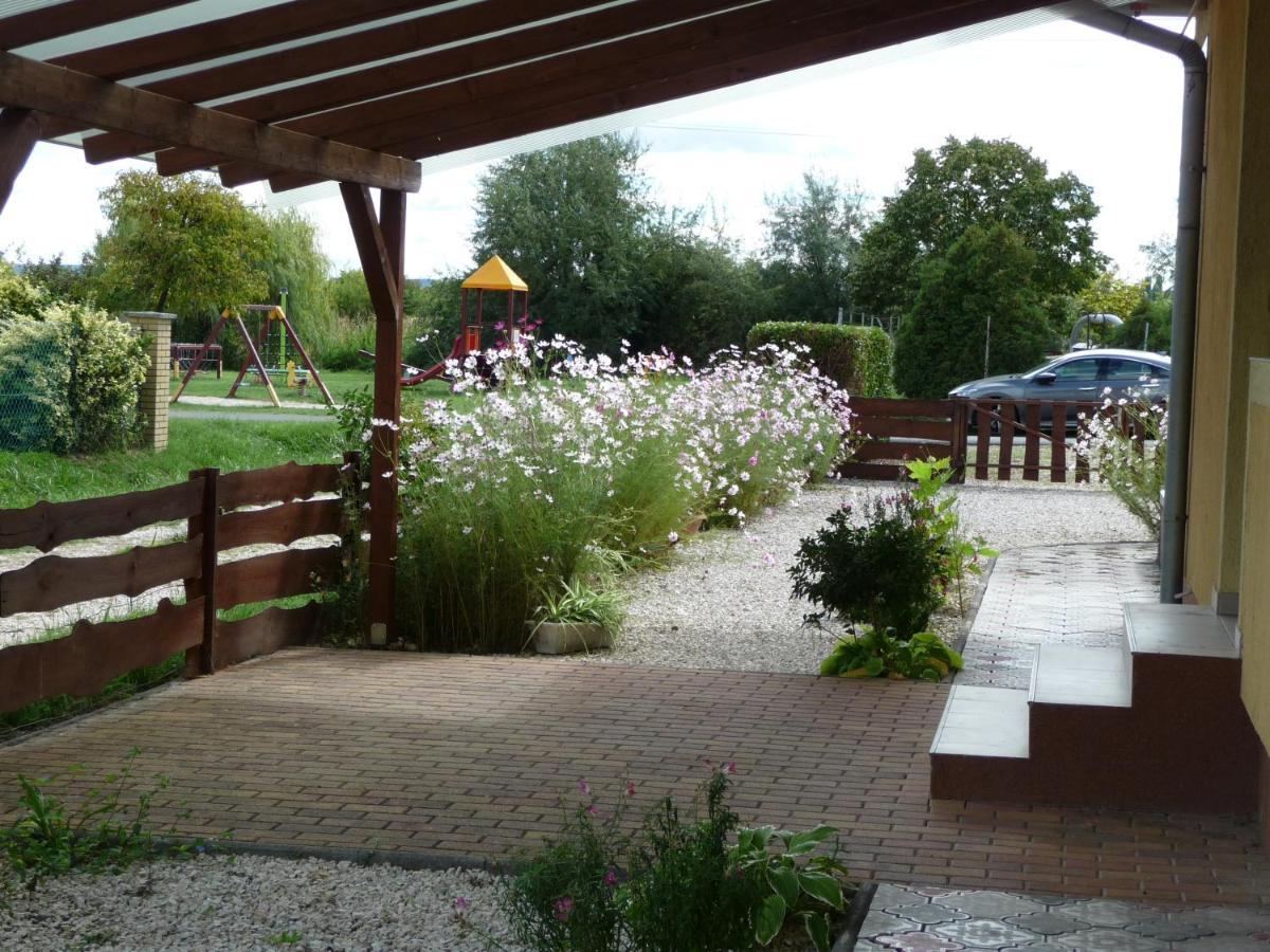 Nadas Tarsashaz Balatonlelle Exterior photo